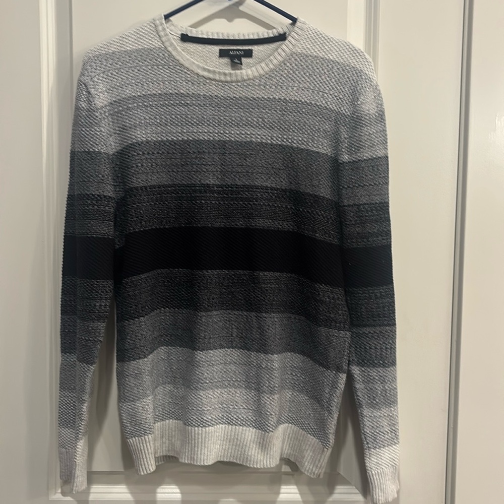 Alfani Men’s Ombré pulloverr sweater. 100% Cotton
Size Small